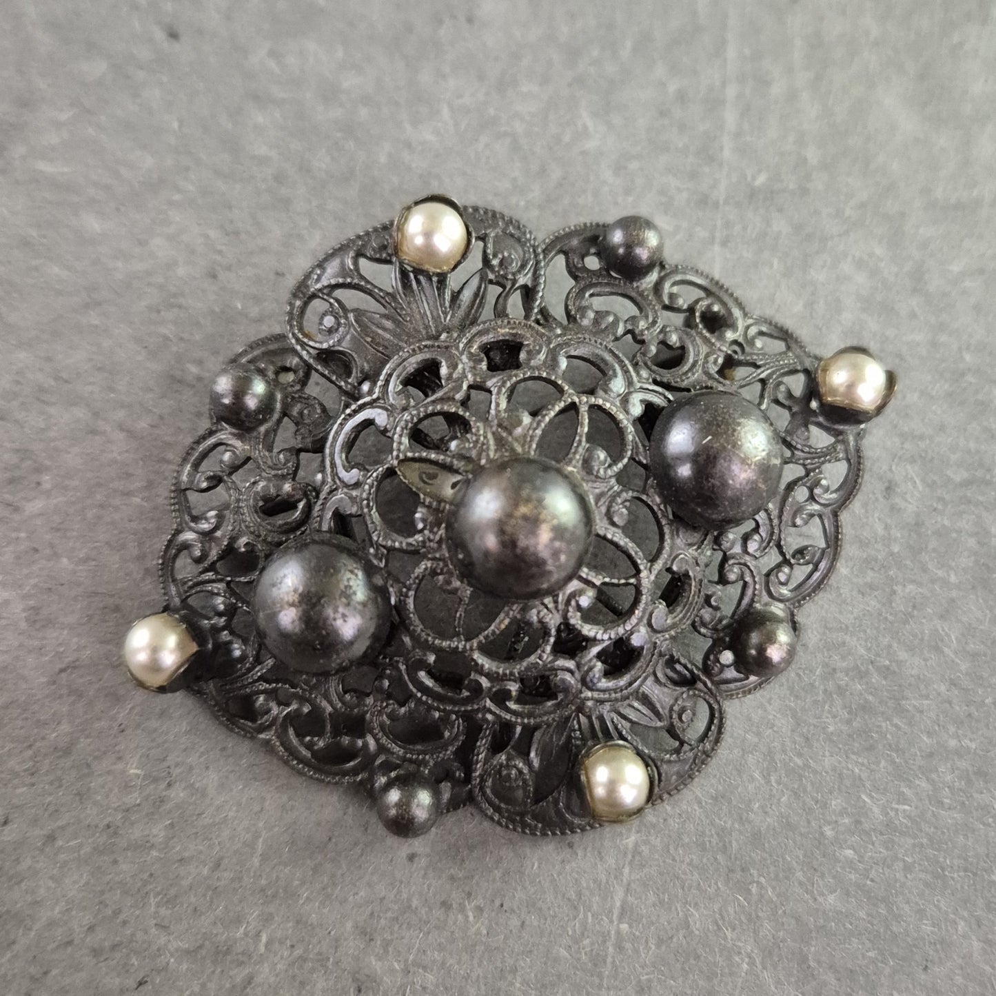 Antike Brosche in Schwarzsilber – Filigranes Design mit Perlenakzenten