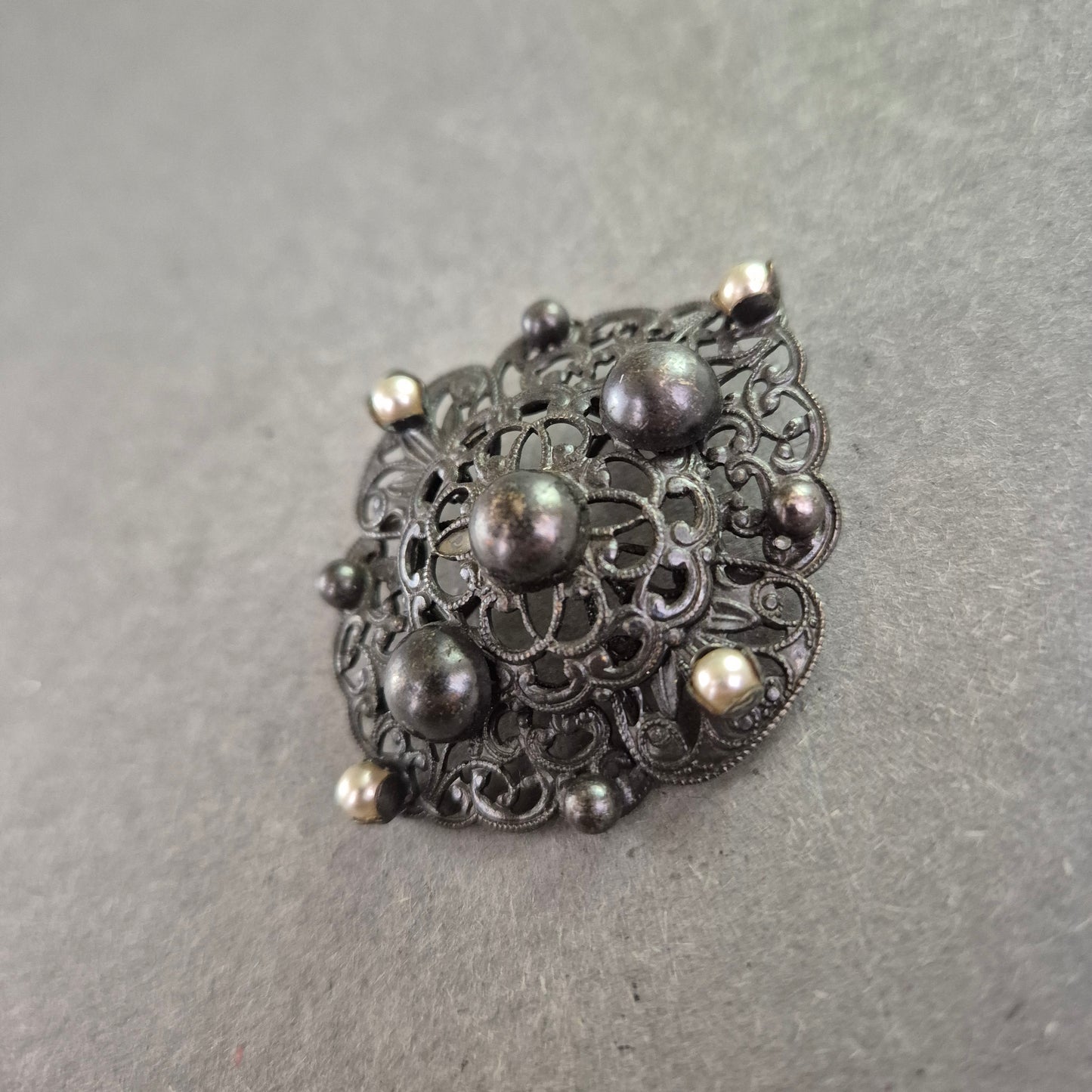 Antike Brosche in Schwarzsilber – Filigranes Design mit Perlenakzenten
