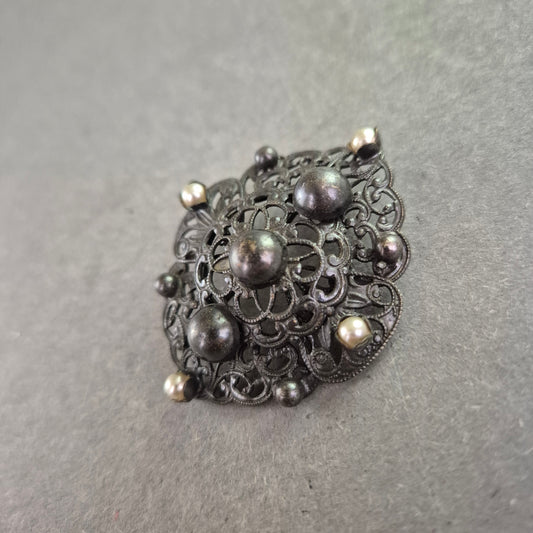 Antike Brosche in Schwarzsilber – Filigranes Design mit Perlenakzenten
