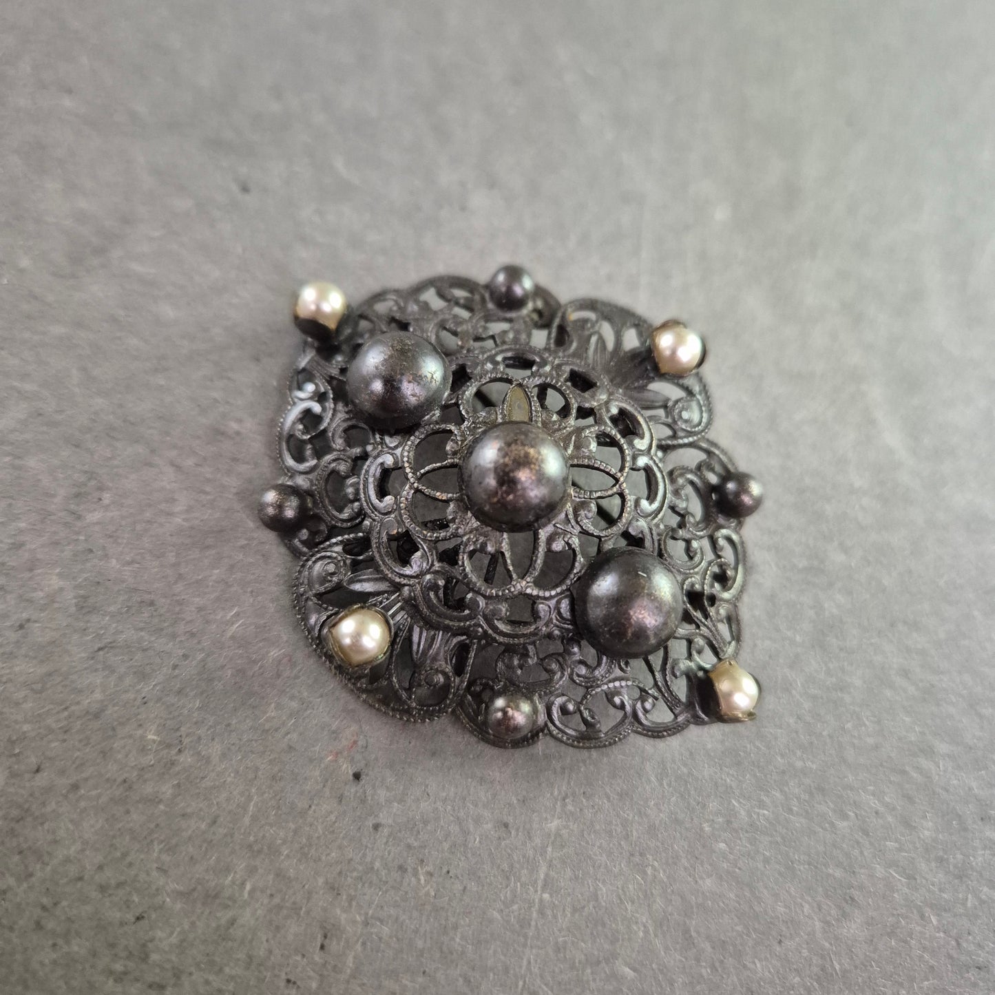 Antike Brosche in Schwarzsilber – Filigranes Design mit Perlenakzenten