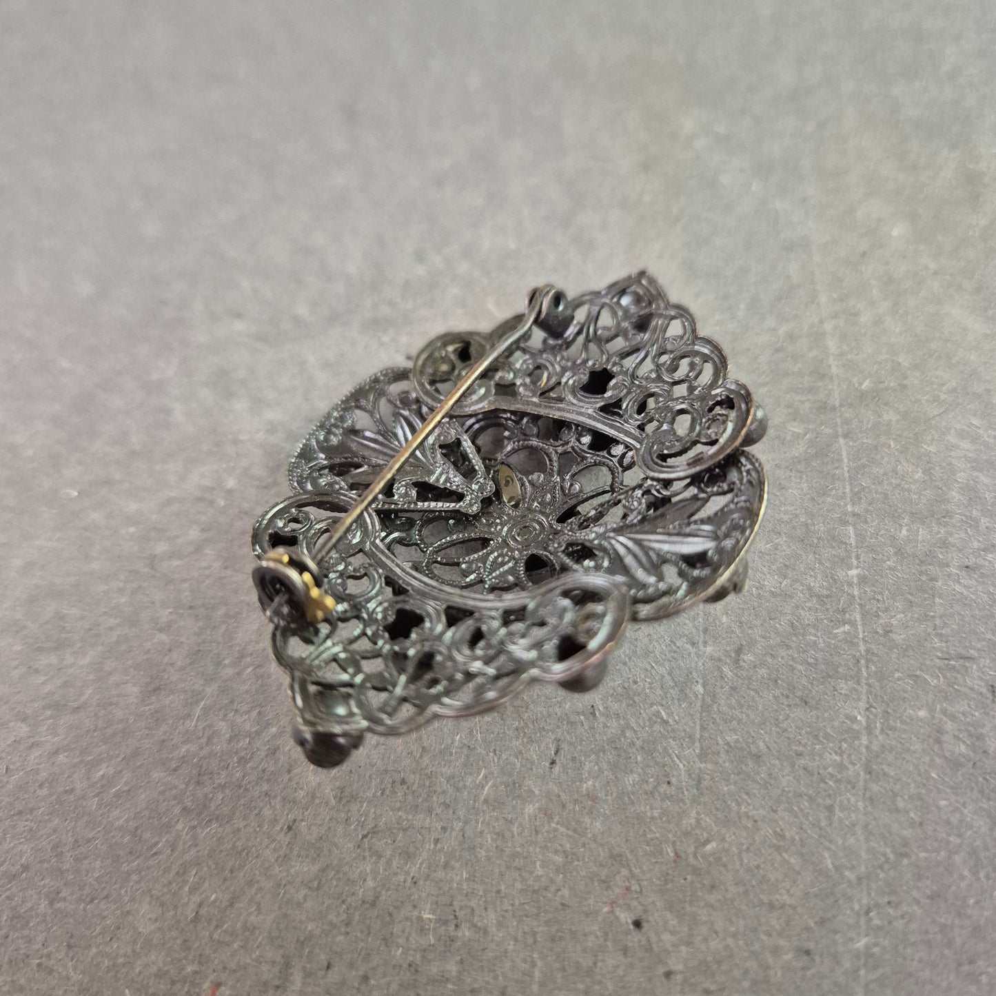 Antike Brosche in Schwarzsilber – Filigranes Design mit Perlenakzenten