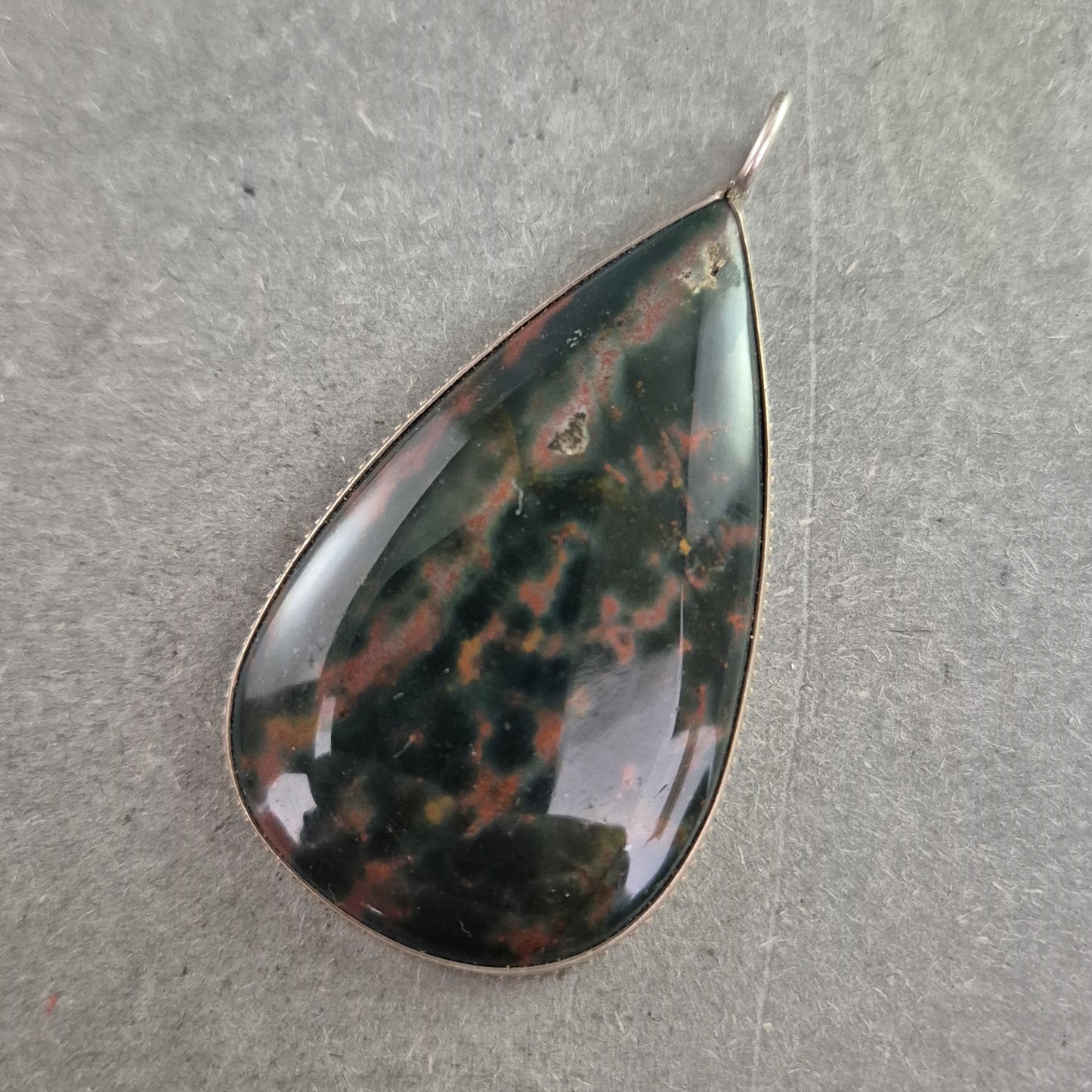 Tropfenförmiger Anhänger mit Blutjaspis – Silberfassung, Naturstein