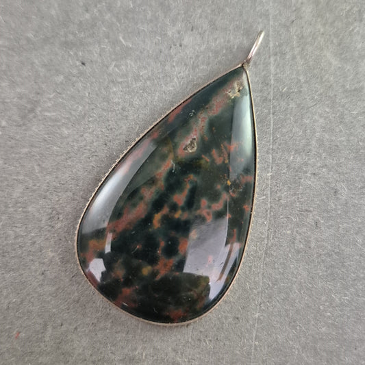 Tropfenförmiger Anhänger mit Blutjaspis – Silberfassung, Naturstein