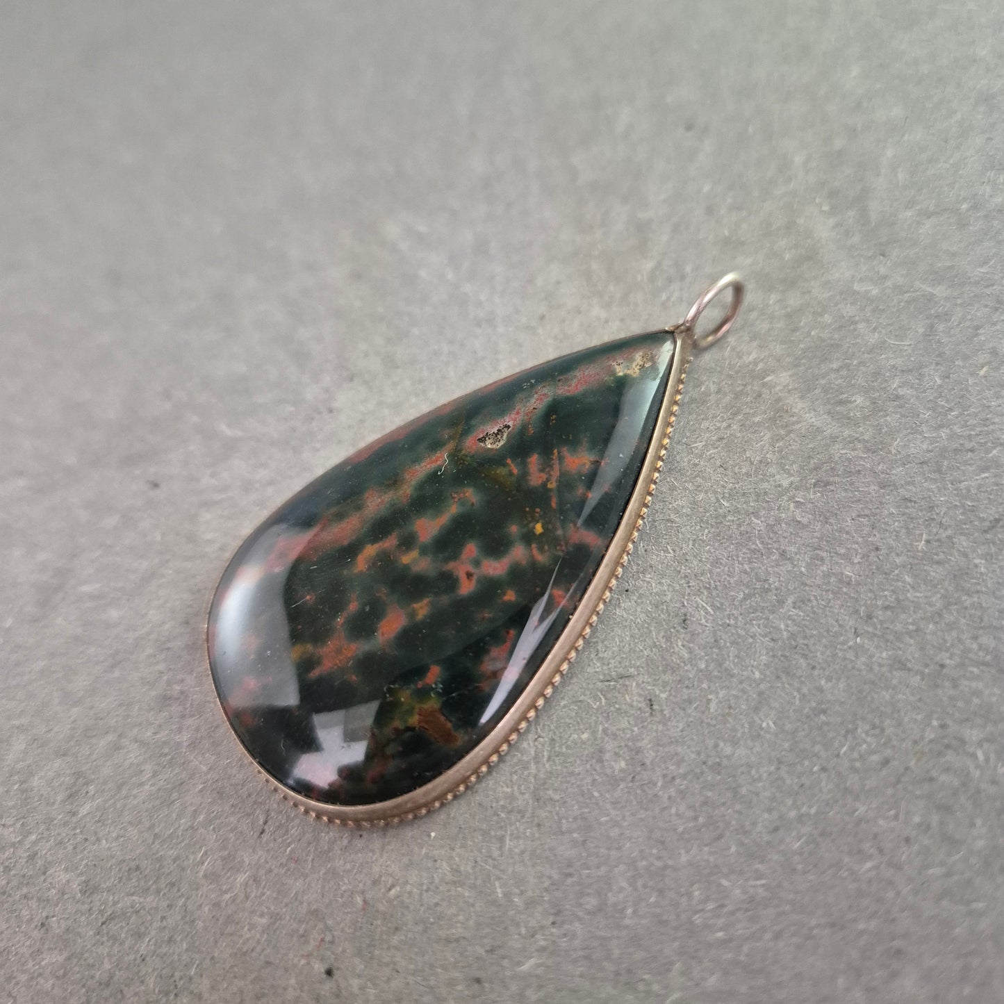 Tropfenförmiger Anhänger mit Blutjaspis – Silberfassung, Naturstein