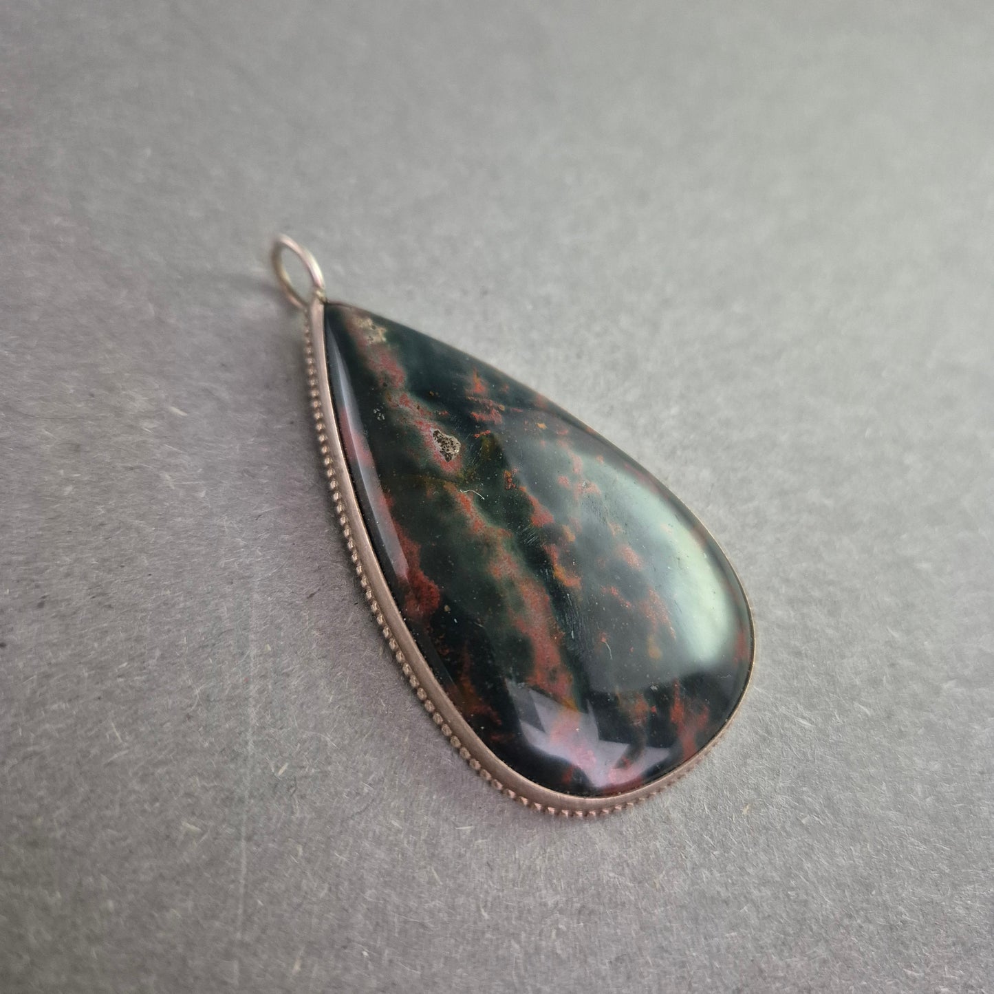 Tropfenförmiger Anhänger mit Blutjaspis – Silberfassung, Naturstein
