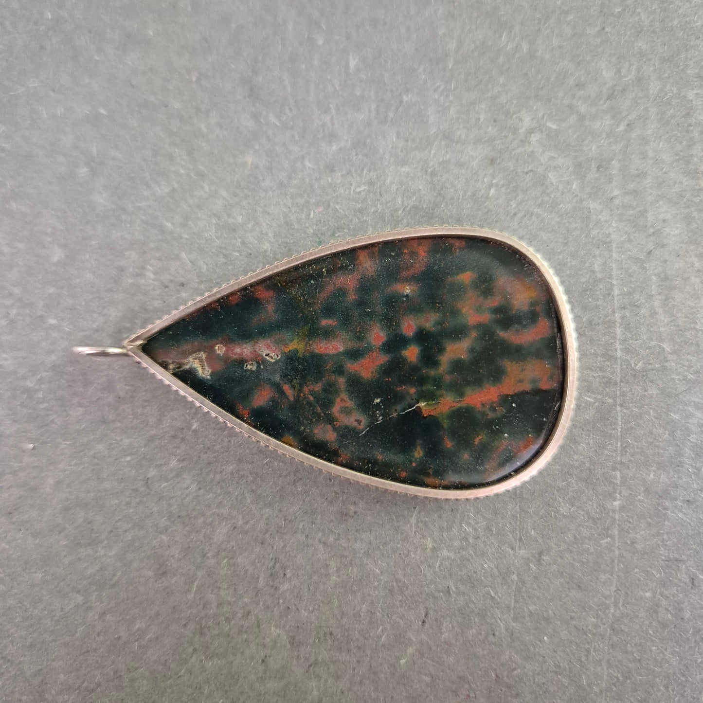 Tropfenförmiger Anhänger mit Blutjaspis – Silberfassung, Naturstein