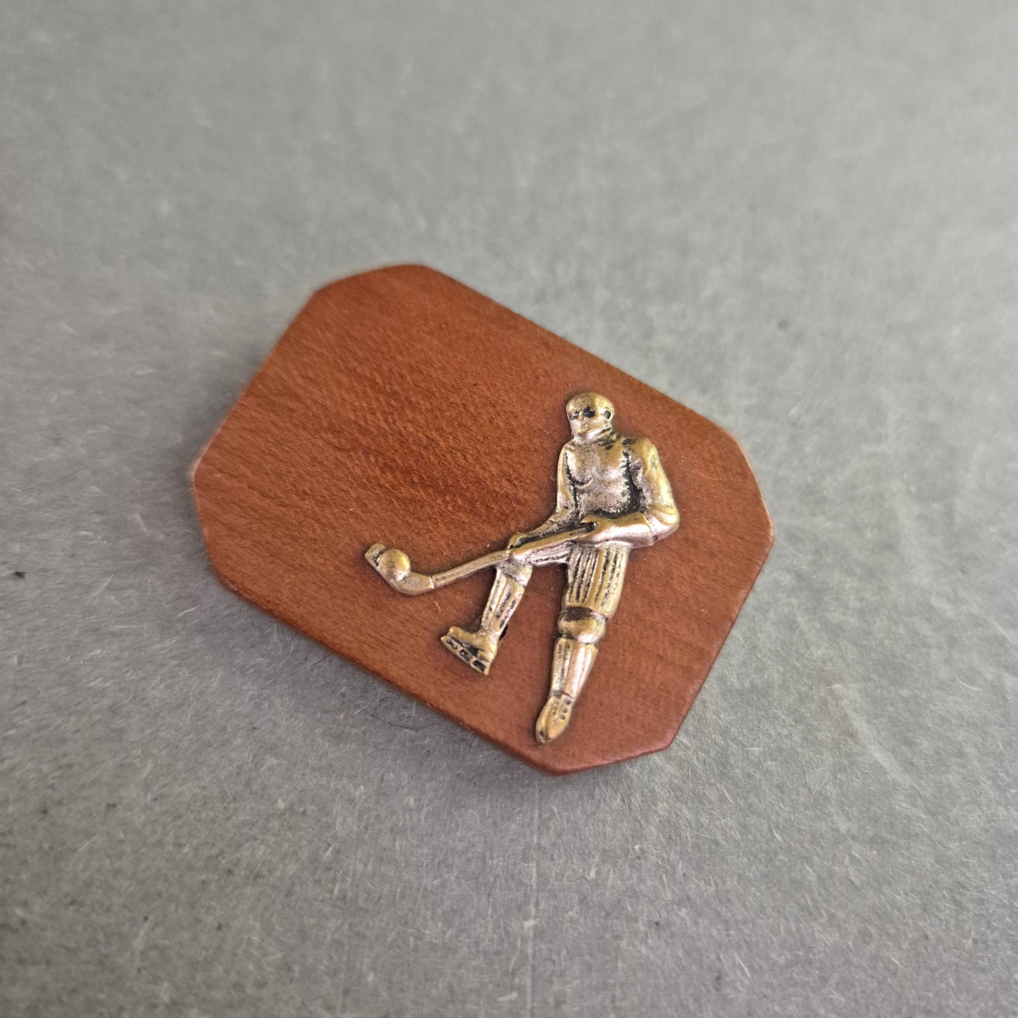 Vintage Hockey-Brosche aus Holz – Sportliches Retro-Accessoire