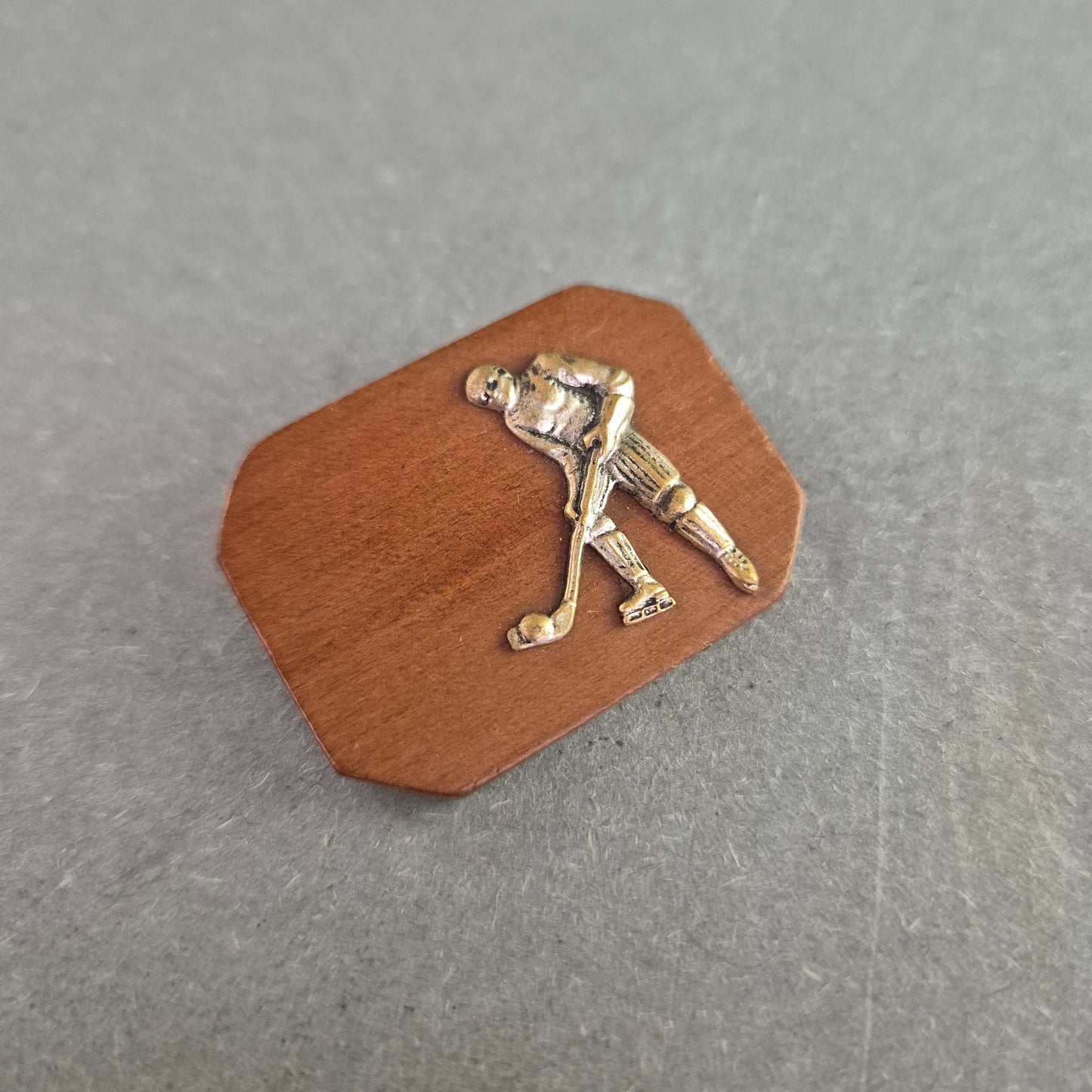 Vintage Hockey-Brosche aus Holz – Sportliches Retro-Accessoire