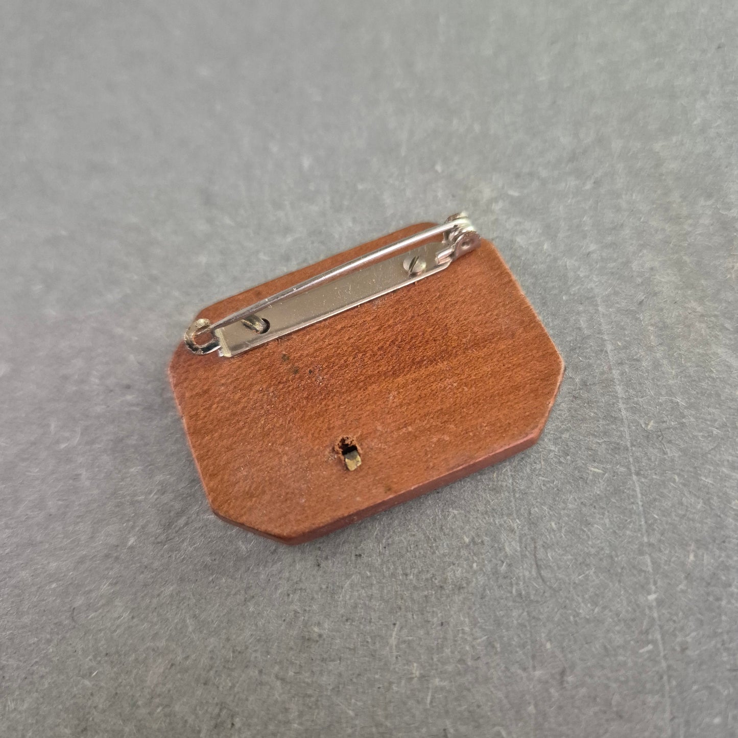 Vintage Hockey-Brosche aus Holz – Sportliches Retro-Accessoire