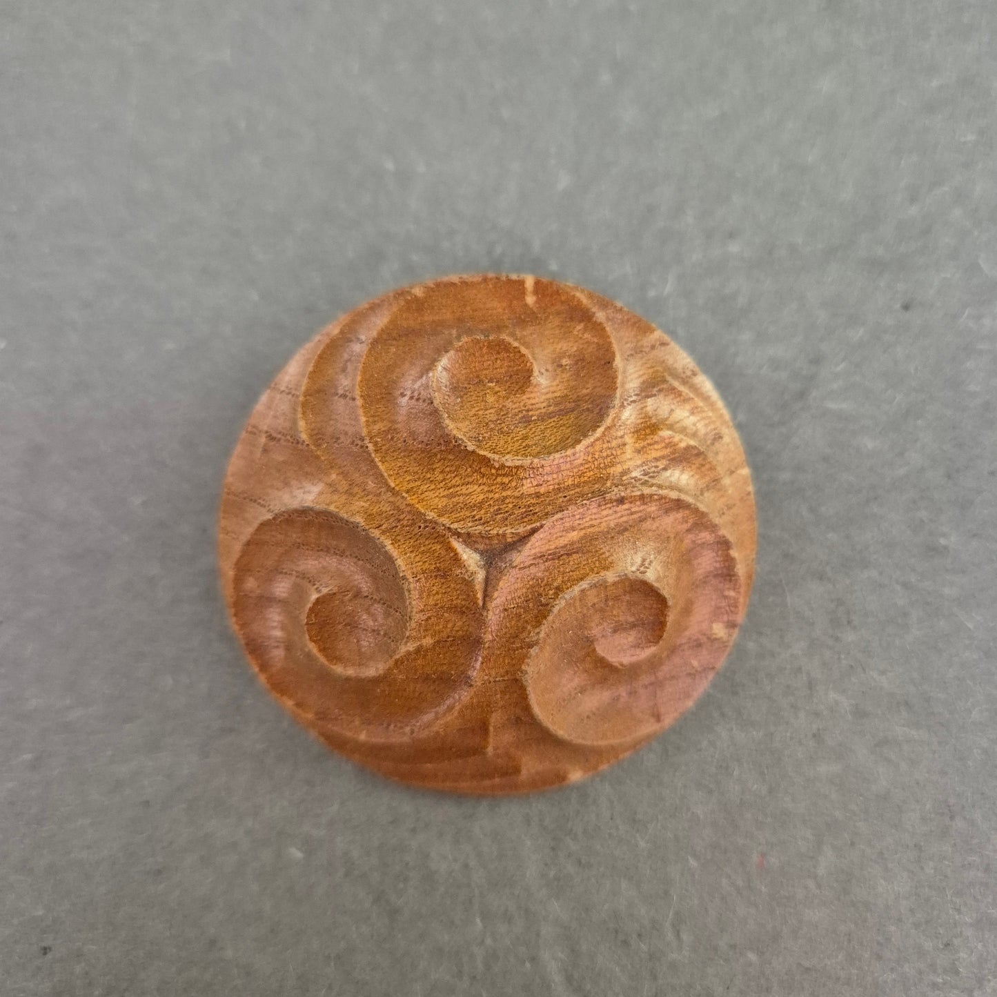 Runde Holz-Brosche mit keltischer Spirale – Naturverbundener Vintage-Stil