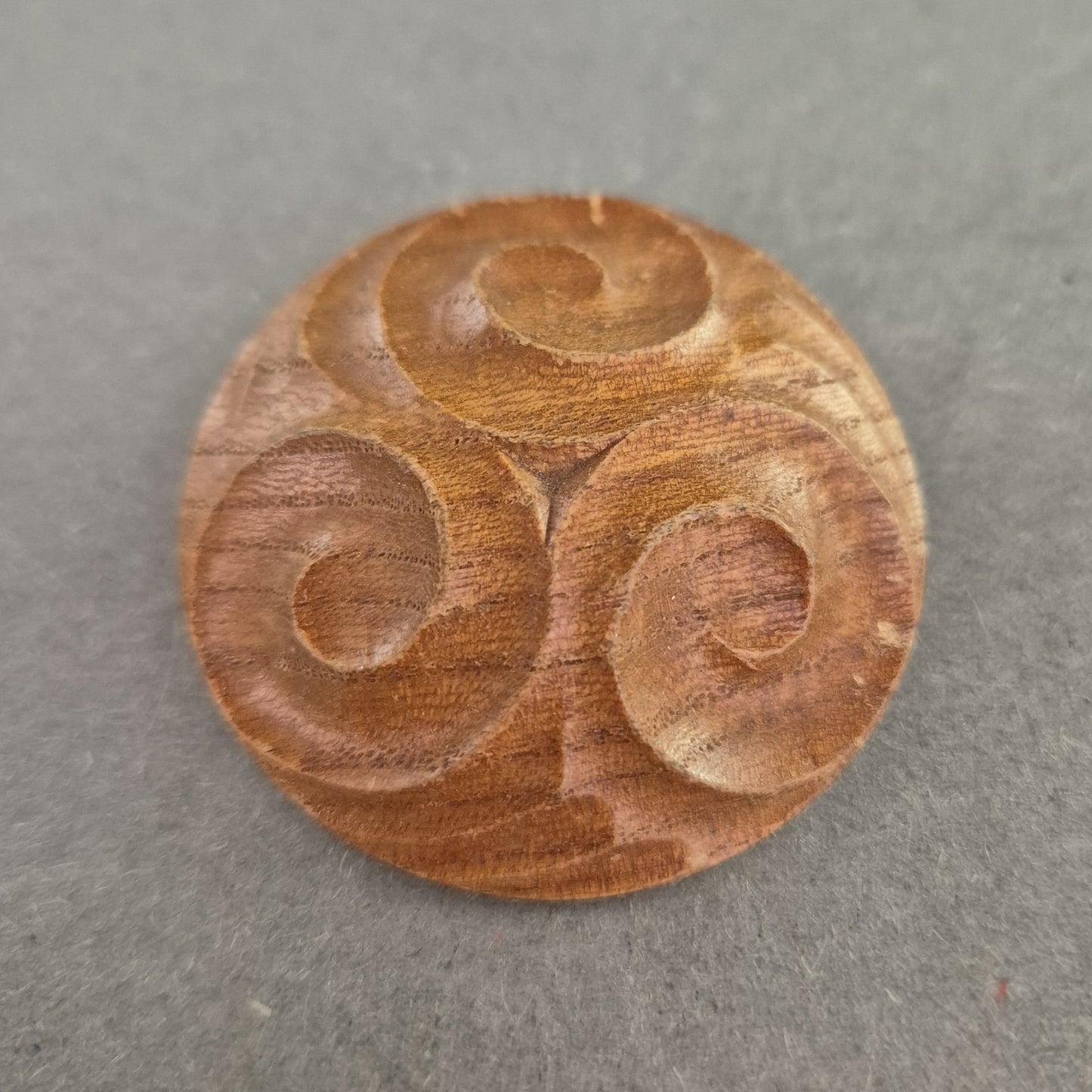 Runde Holz-Brosche mit keltischer Spirale – Naturverbundener Vintage-Stil