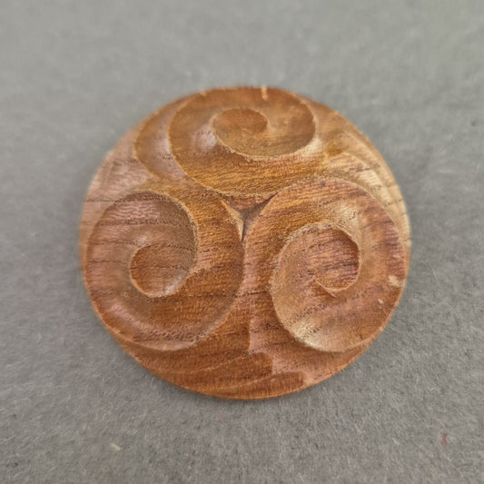 Runde Holz-Brosche mit keltischer Spirale – Naturverbundener Vintage-Stil