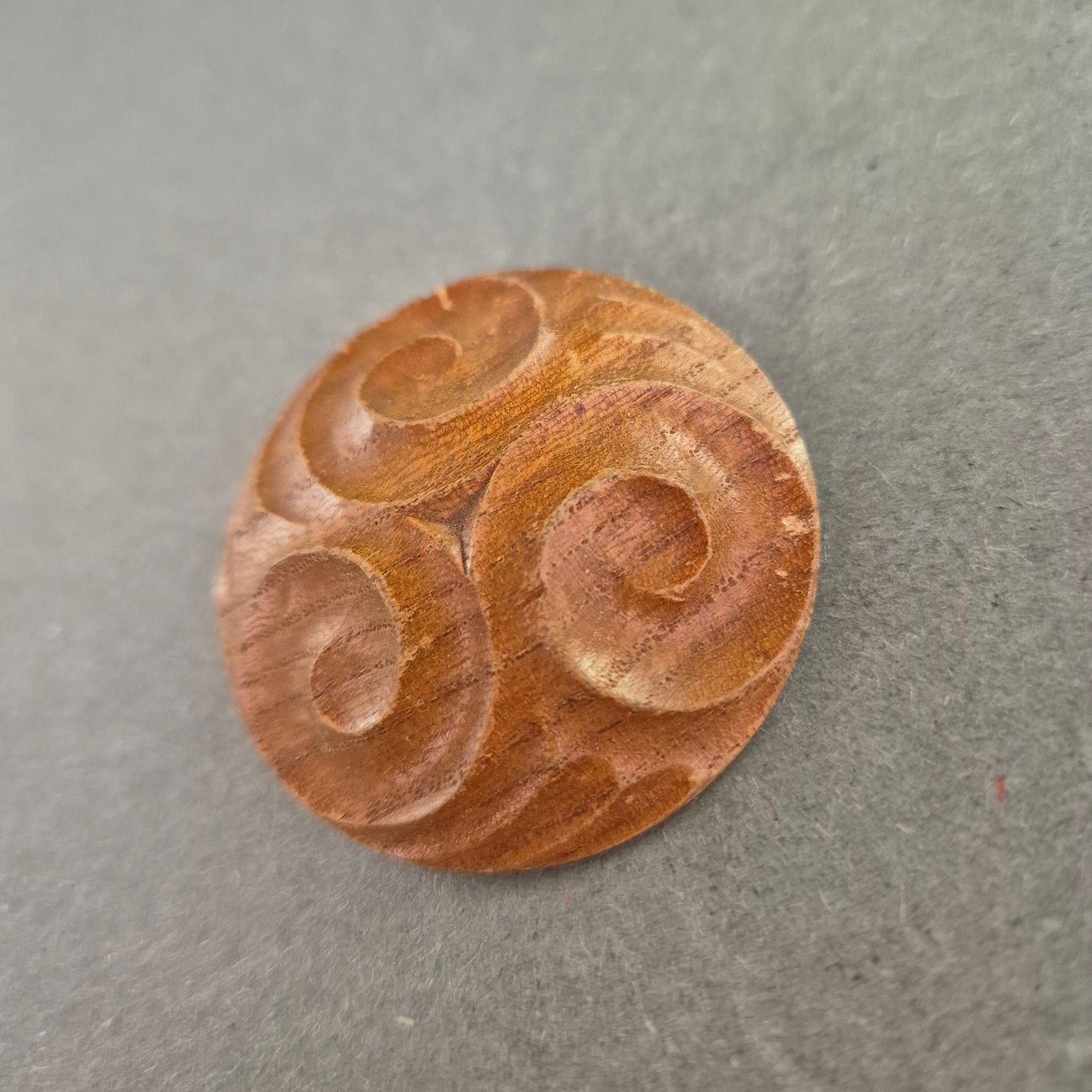 Runde Holz-Brosche mit keltischer Spirale – Naturverbundener Vintage-Stil