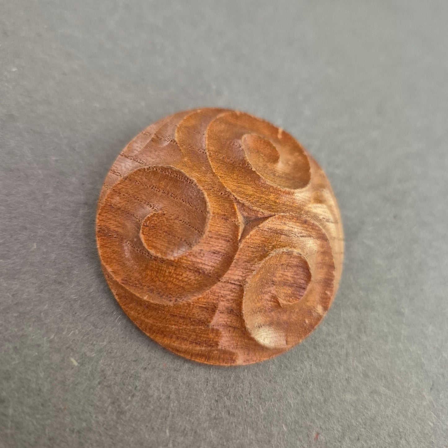 Runde Holz-Brosche mit keltischer Spirale – Naturverbundener Vintage-Stil