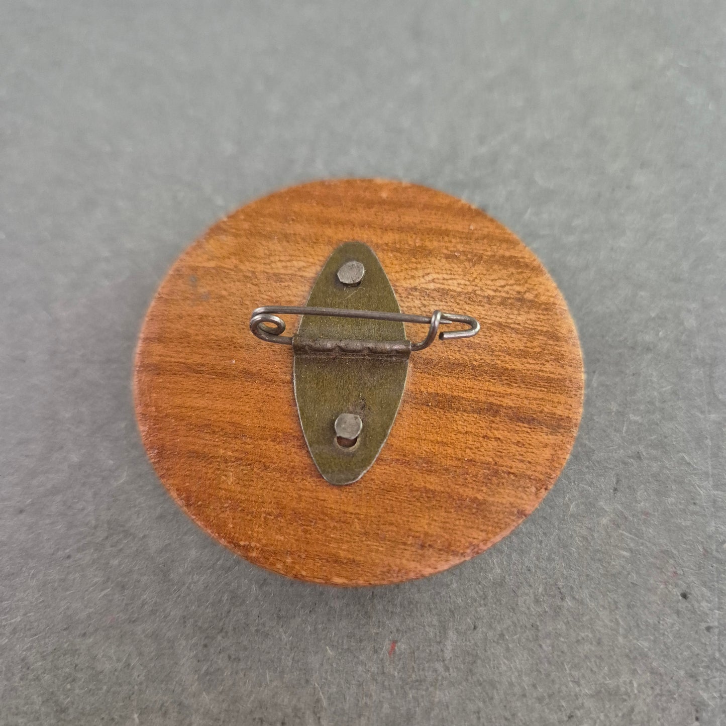 Runde Holz-Brosche mit keltischer Spirale – Naturverbundener Vintage-Stil