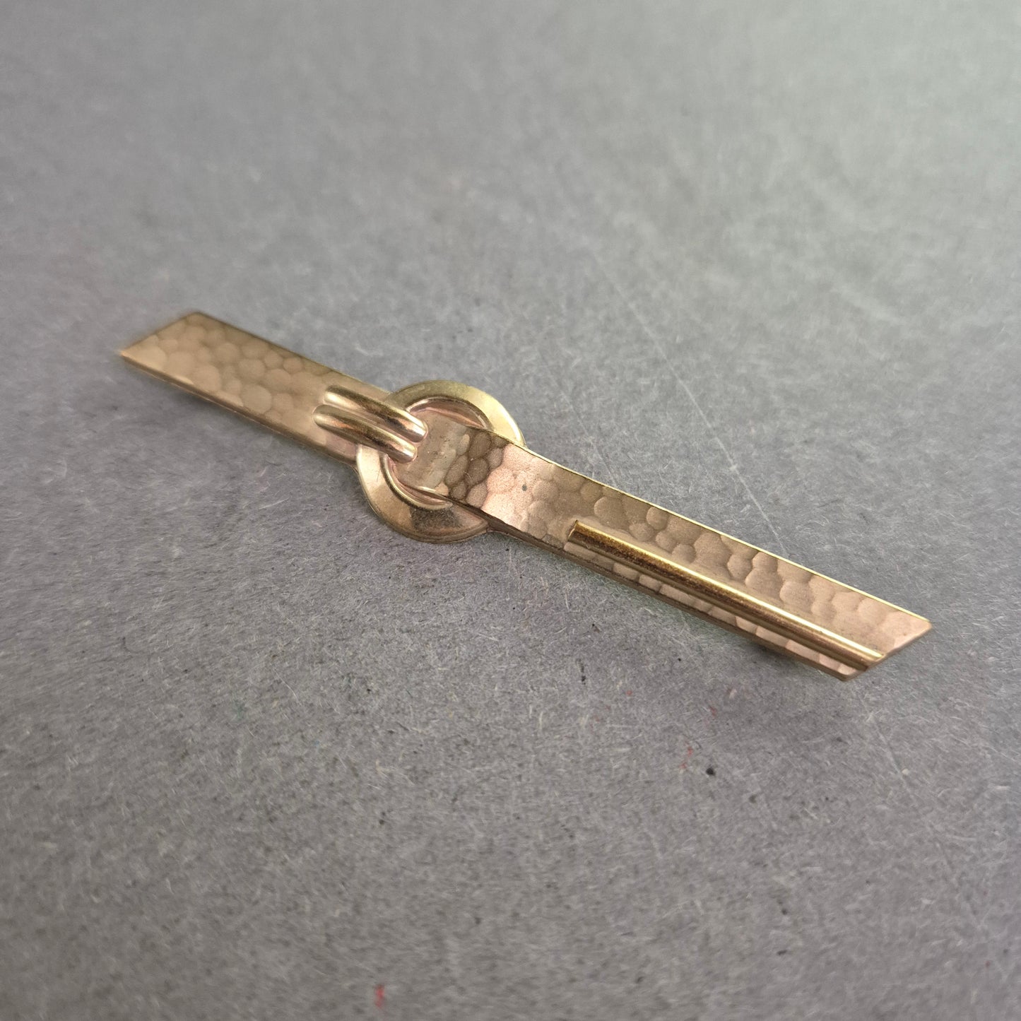 Vintage Krawattennadel in Hammerschlag-Optik – Eleganter Retro-Stil