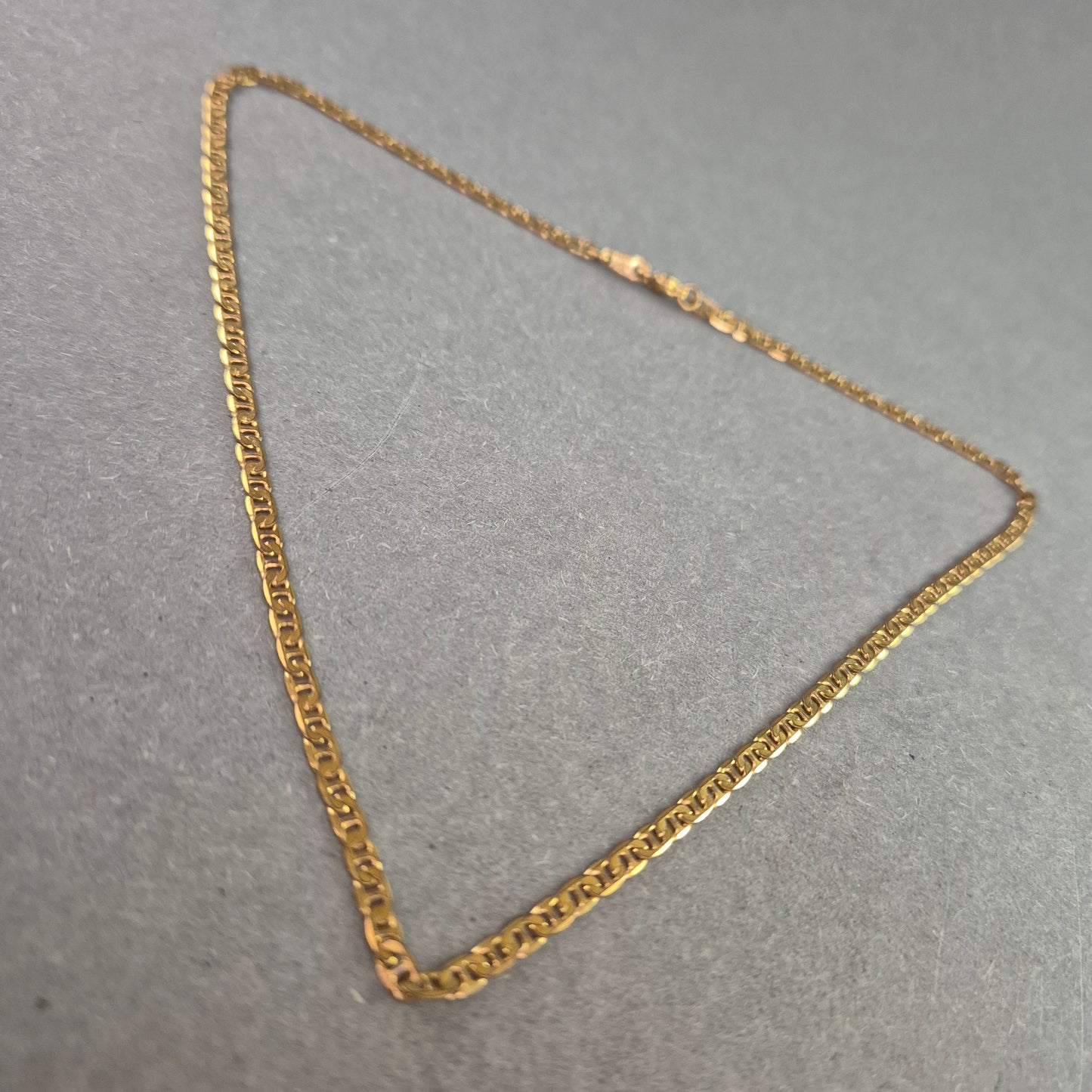 Filigrane goldfarbene Vintage-Kette – Klassischer Look für jeden Tag