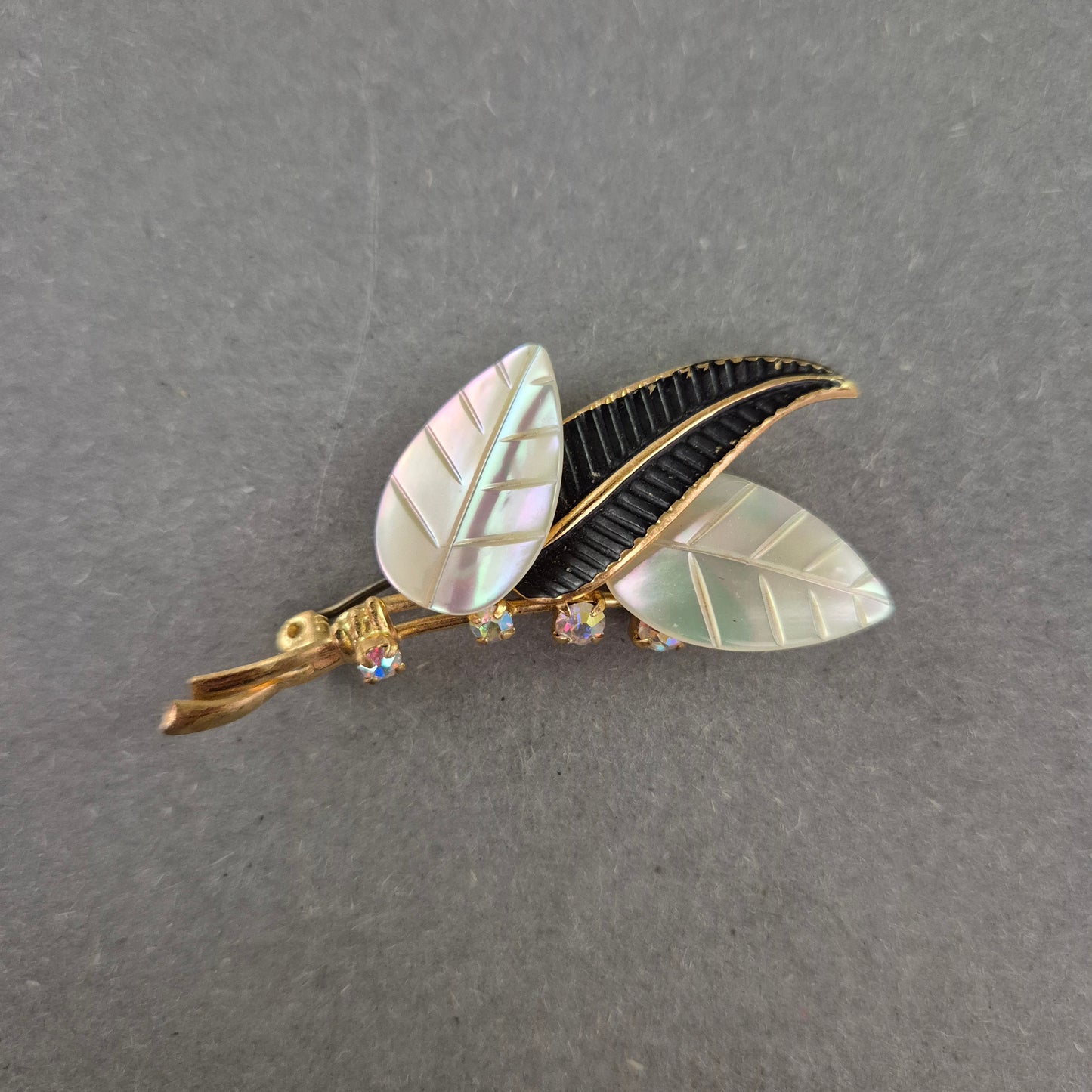 Elegante Vintage-Brosche mit Perlmuttblättern und Strass – Florales Design