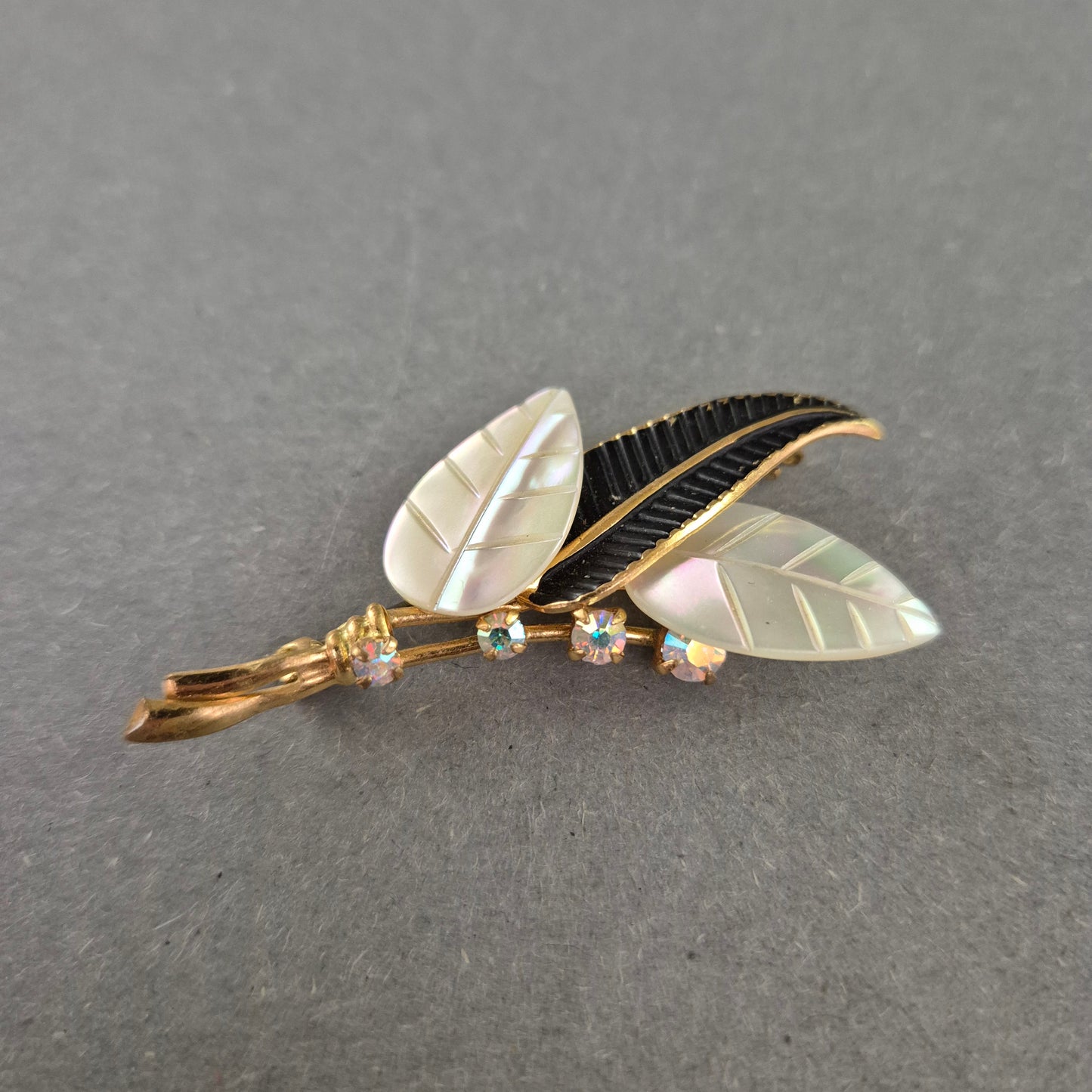 Elegante Vintage-Brosche mit Perlmuttblättern und Strass – Florales Design