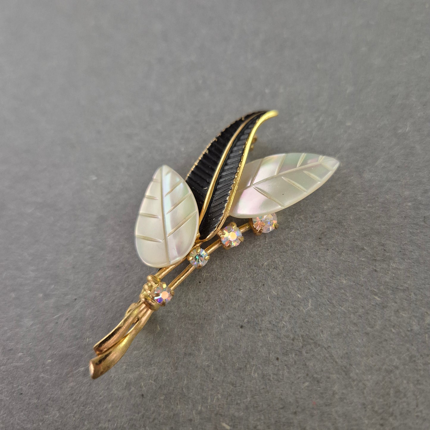 Elegante Vintage-Brosche mit Perlmuttblättern und Strass – Florales Design