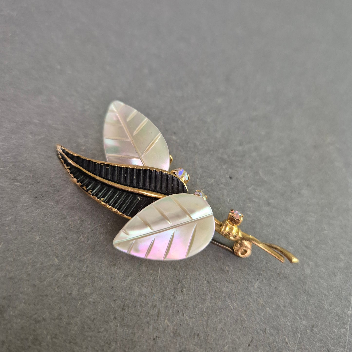 Elegante Vintage-Brosche mit Perlmuttblättern und Strass – Florales Design