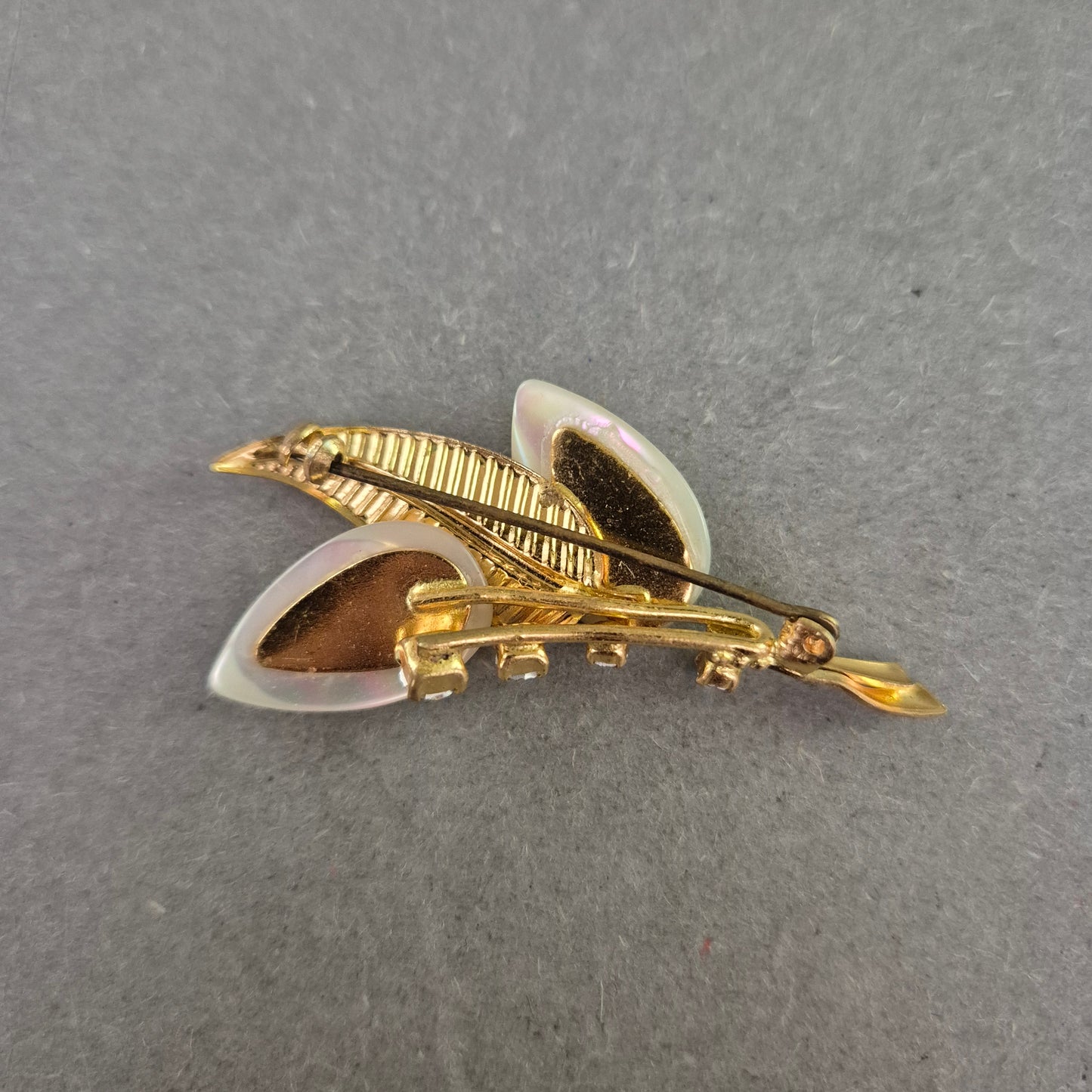 Elegante Vintage-Brosche mit Perlmuttblättern und Strass – Florales Design