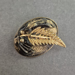 Vintage-Brosche mit goldfarbenem Blatt – Rustikales Design mit Charme