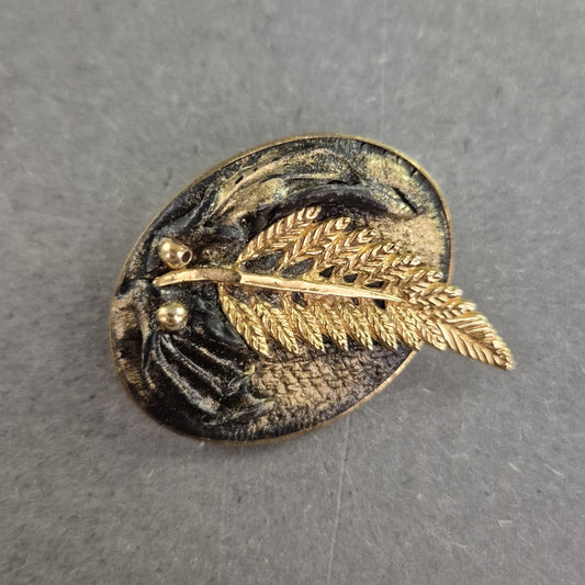 Vintage-Brosche mit goldfarbenem Blatt – Rustikales Design mit Charme
