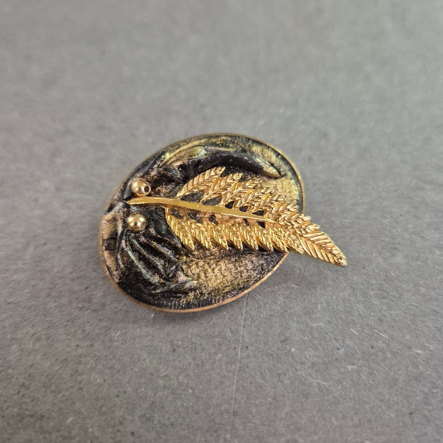 Vintage-Brosche mit goldfarbenem Blatt – Rustikales Design mit Charme