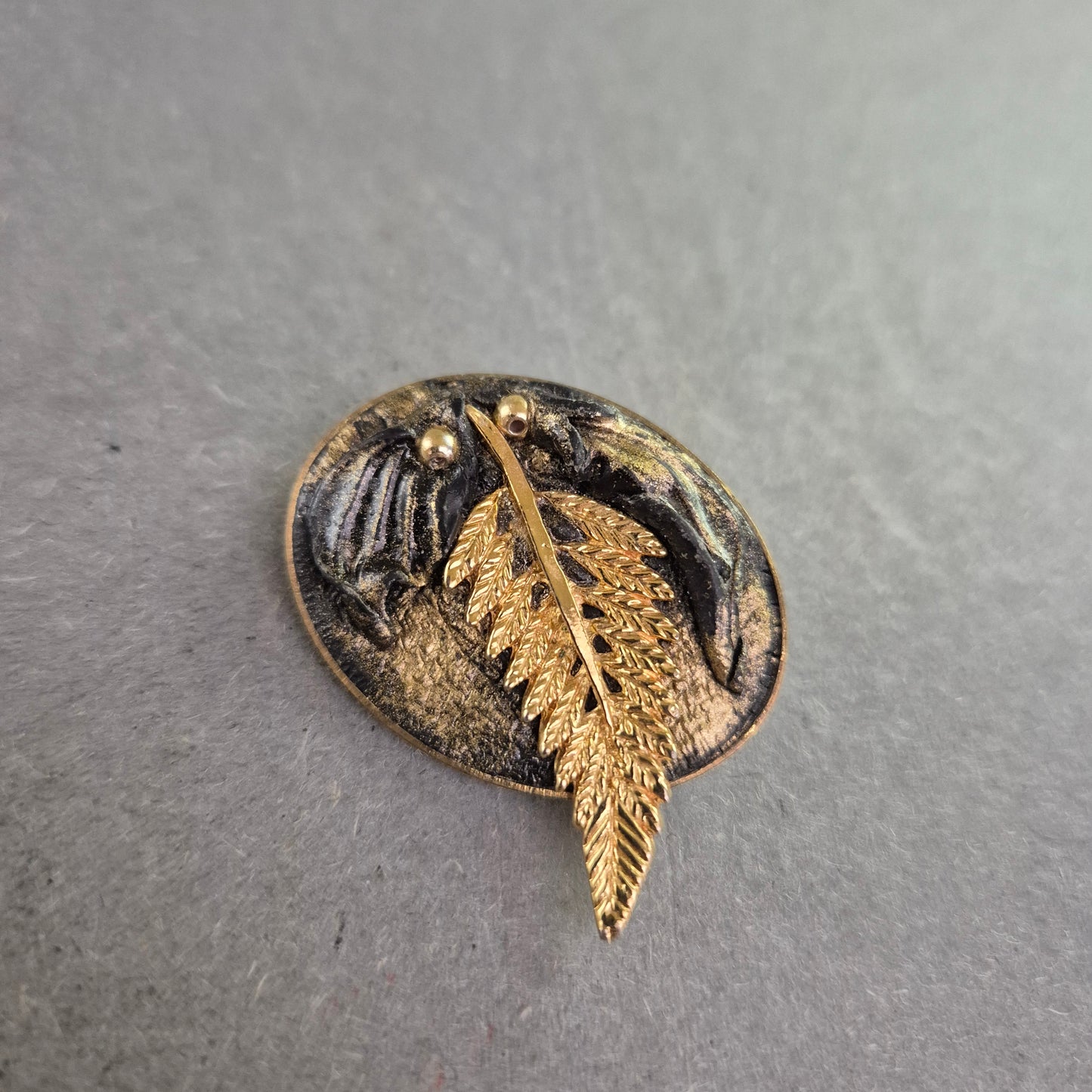 Vintage-Brosche mit goldfarbenem Blatt – Rustikales Design mit Charme