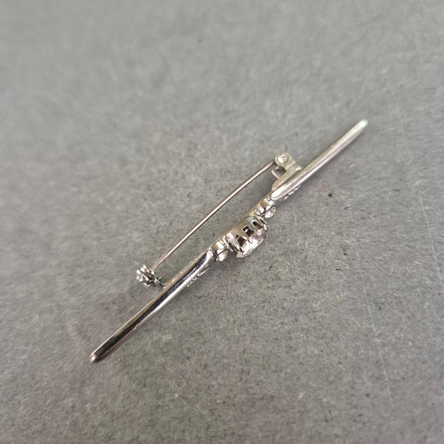 Elegante Vintage-Brosche aus Silber mit funkelndem Steinbesatz