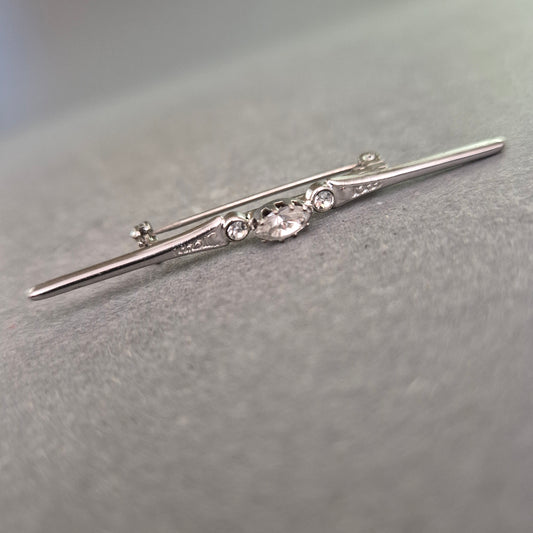 Elegante Vintage-Brosche aus Silber mit funkelndem Steinbesatz