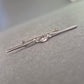 Elegante Vintage-Brosche aus Silber mit funkelndem Steinbesatz