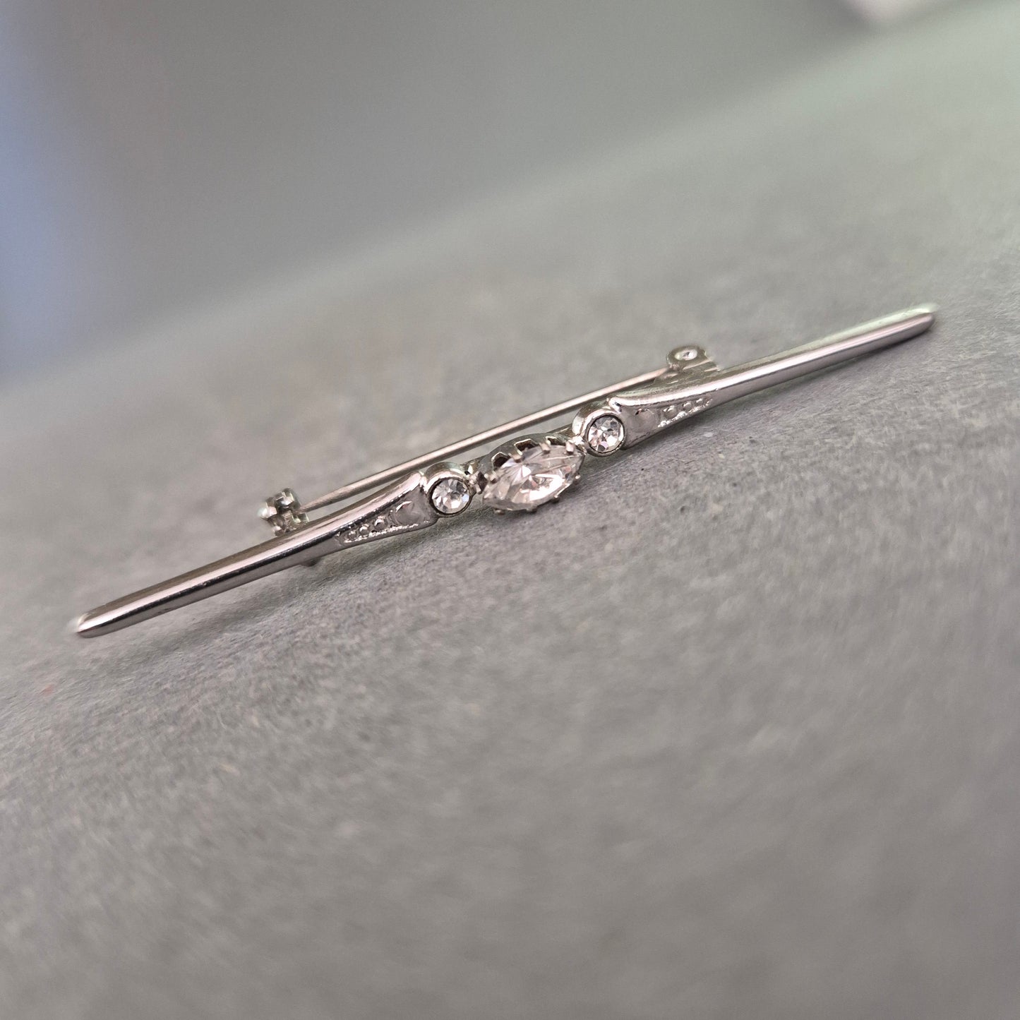 Elegante Vintage-Brosche aus Silber mit funkelndem Steinbesatz