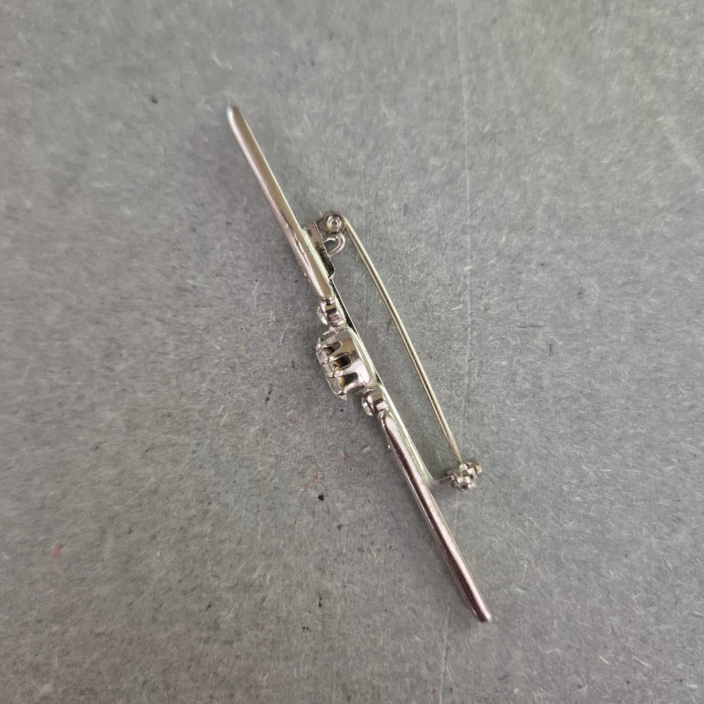 Elegante Vintage-Brosche aus Silber mit funkelndem Steinbesatz