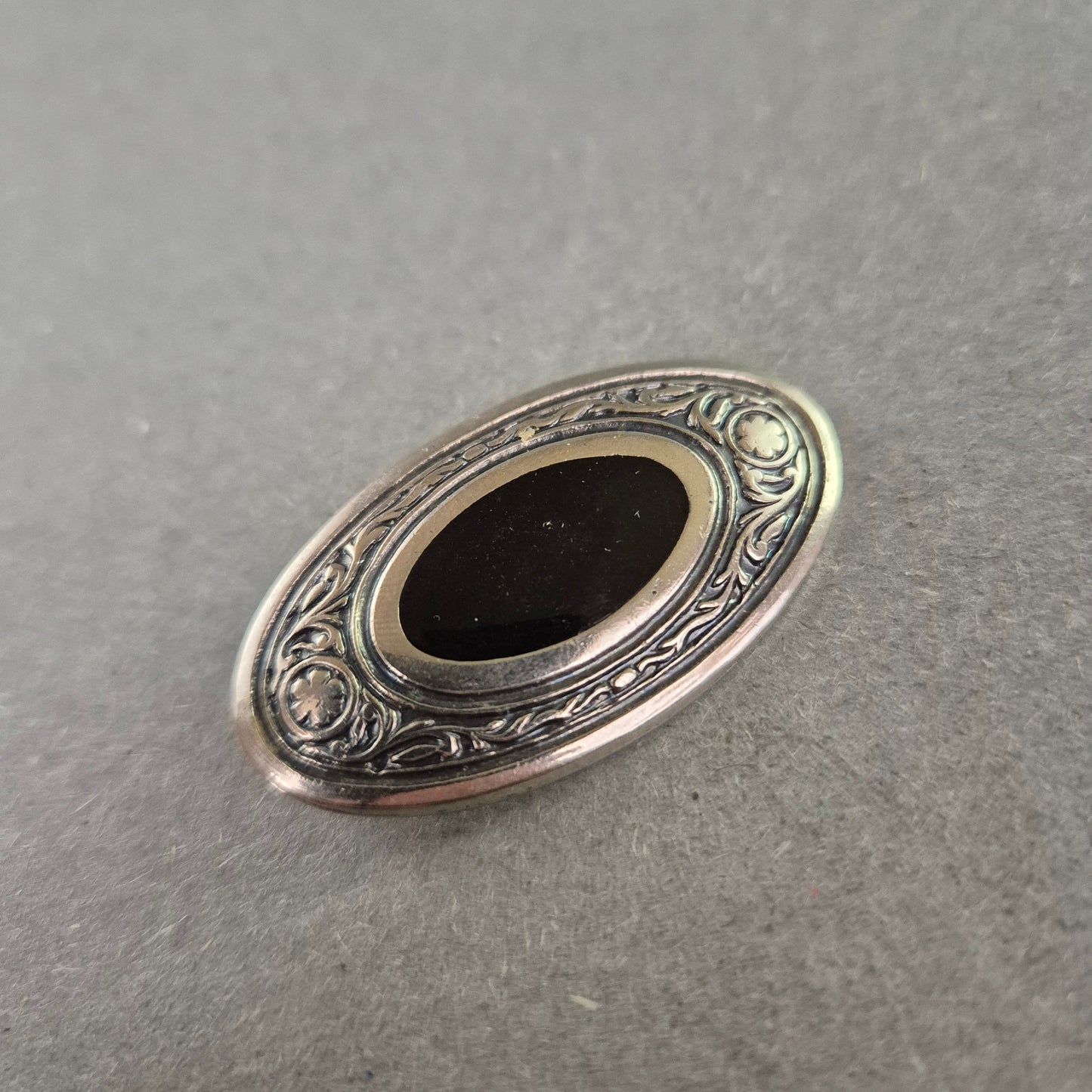 Antike Brosche im viktorianischen Stil mit schwarzem Schmuckstein