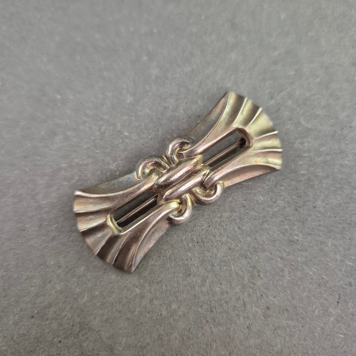 Art-Déco-Brosche in Silberoptik – Geometrisches Vintage-Design