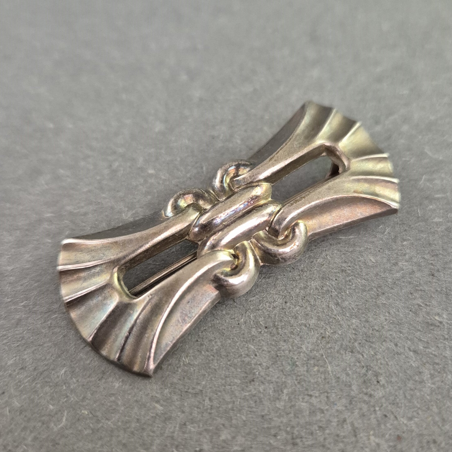 Art-Déco-Brosche in Silberoptik – Geometrisches Vintage-Design