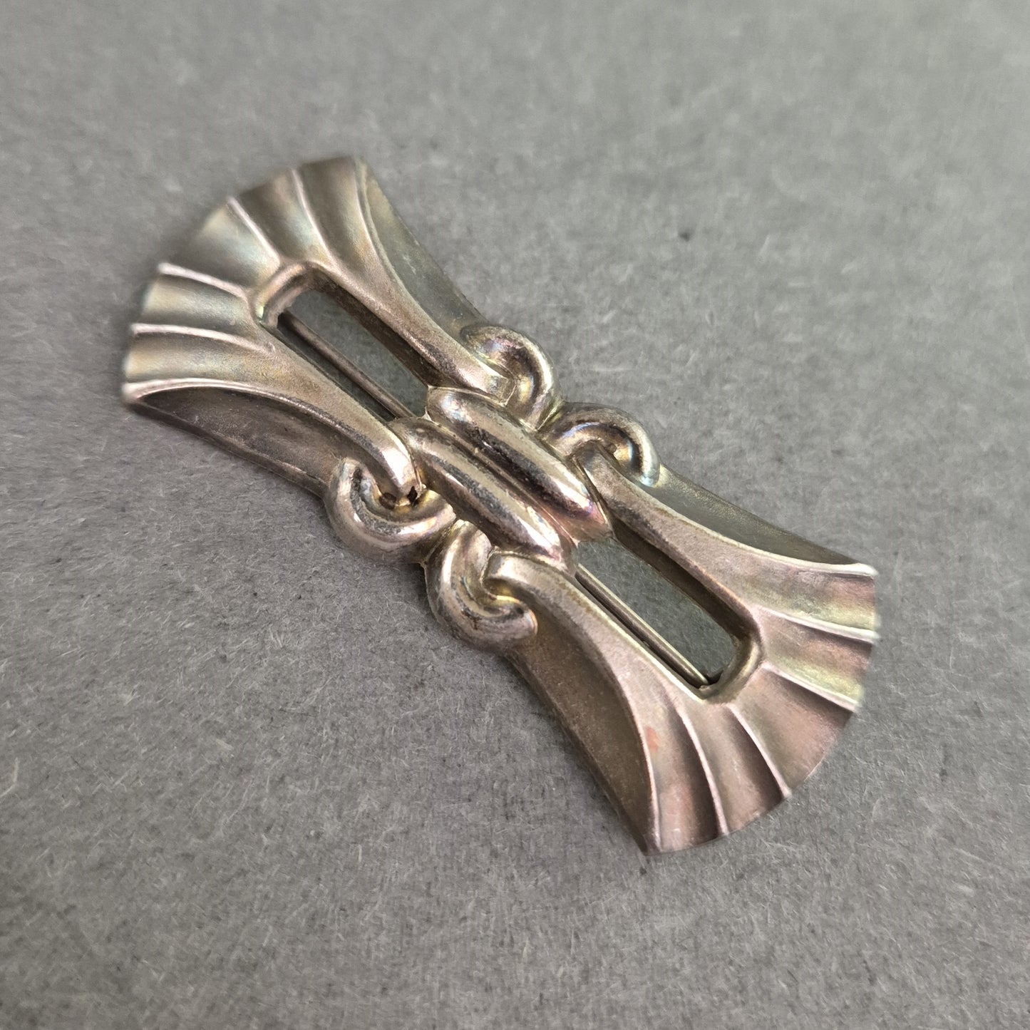 Art-Déco-Brosche in Silberoptik – Geometrisches Vintage-Design