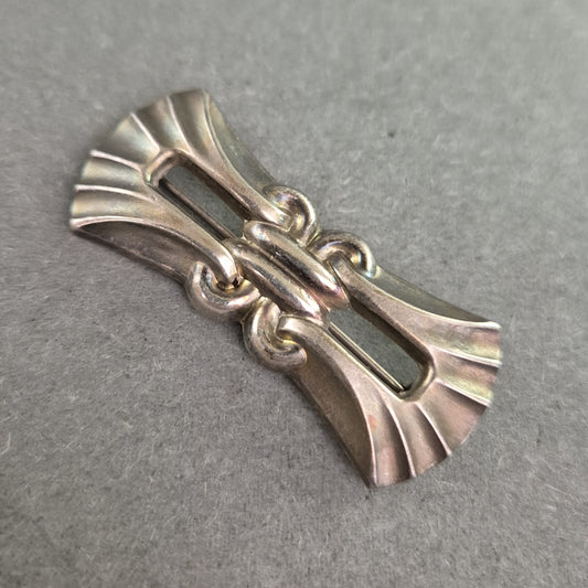 Art-Déco-Brosche in Silberoptik – Geometrisches Vintage-Design