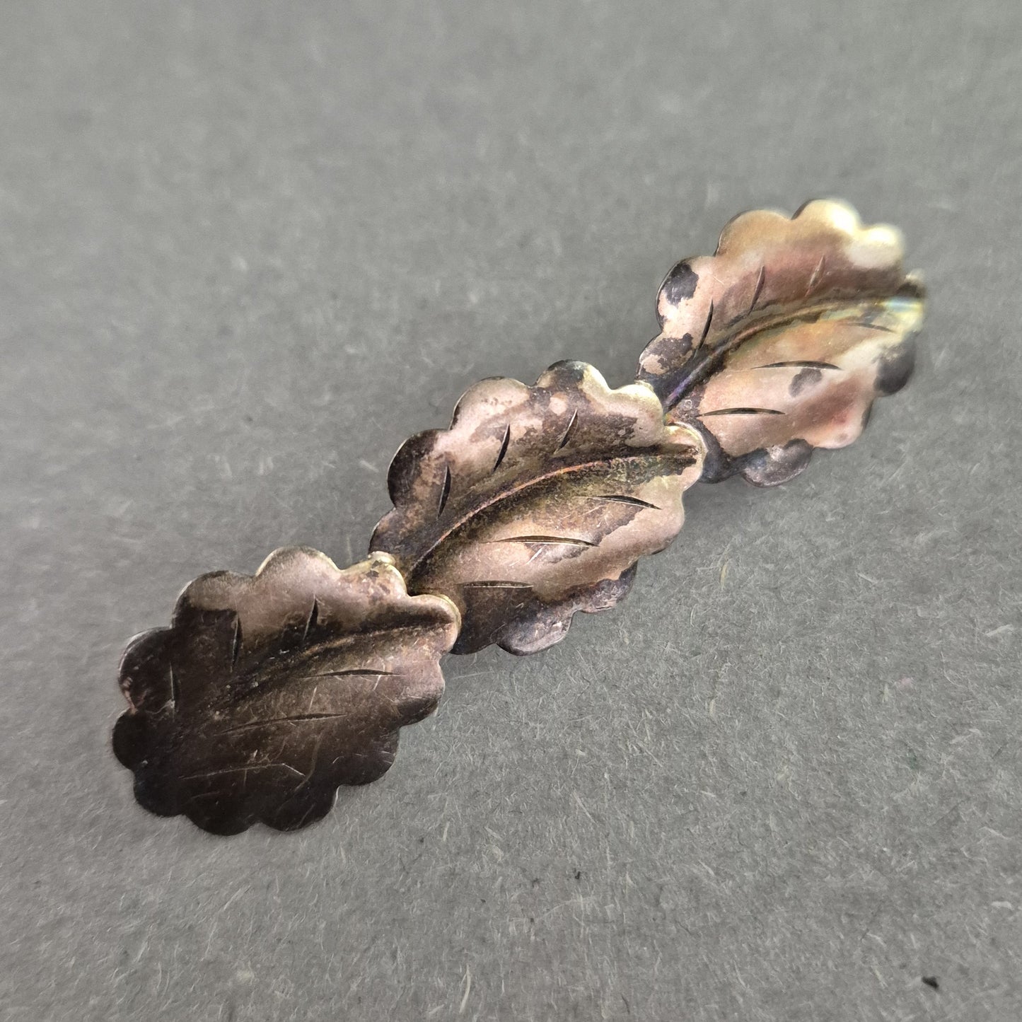 Vintage-Brosche mit Blattmotiv – Dunkel patiniert im Naturstil