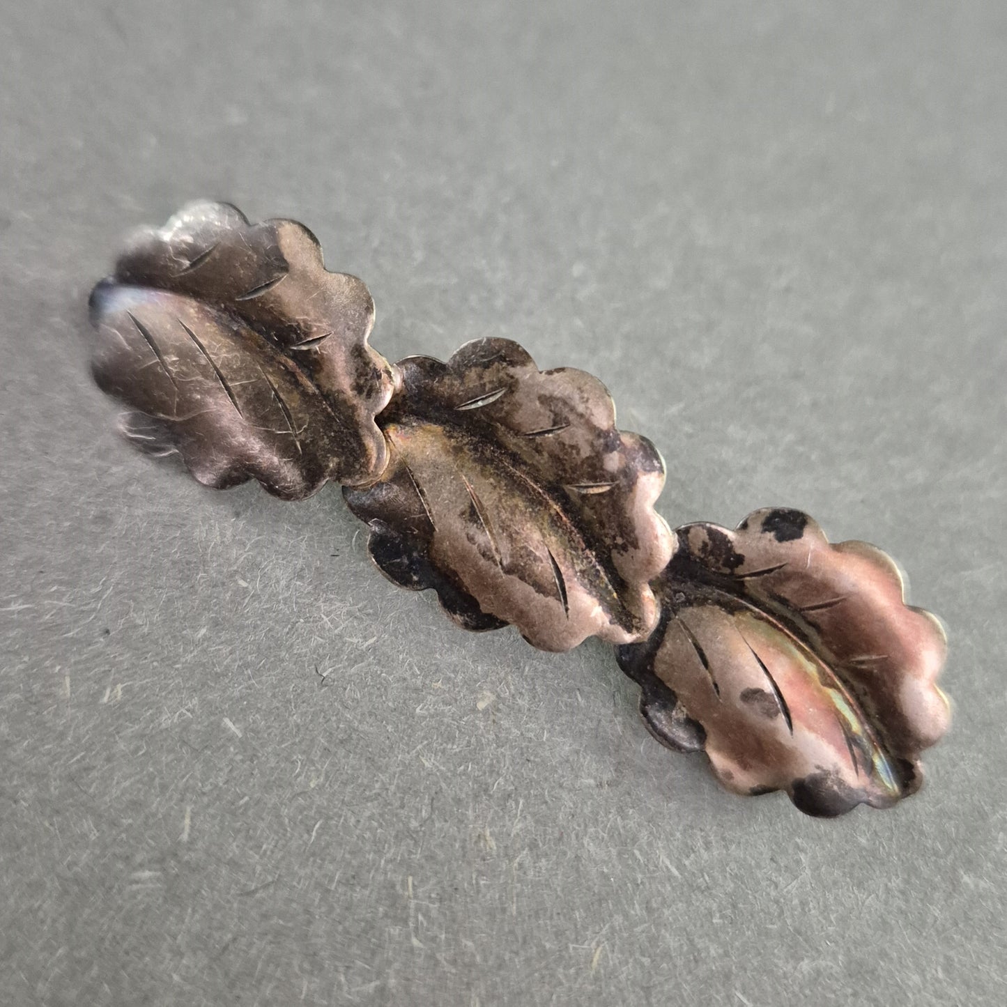 Vintage-Brosche mit Blattmotiv – Dunkel patiniert im Naturstil
