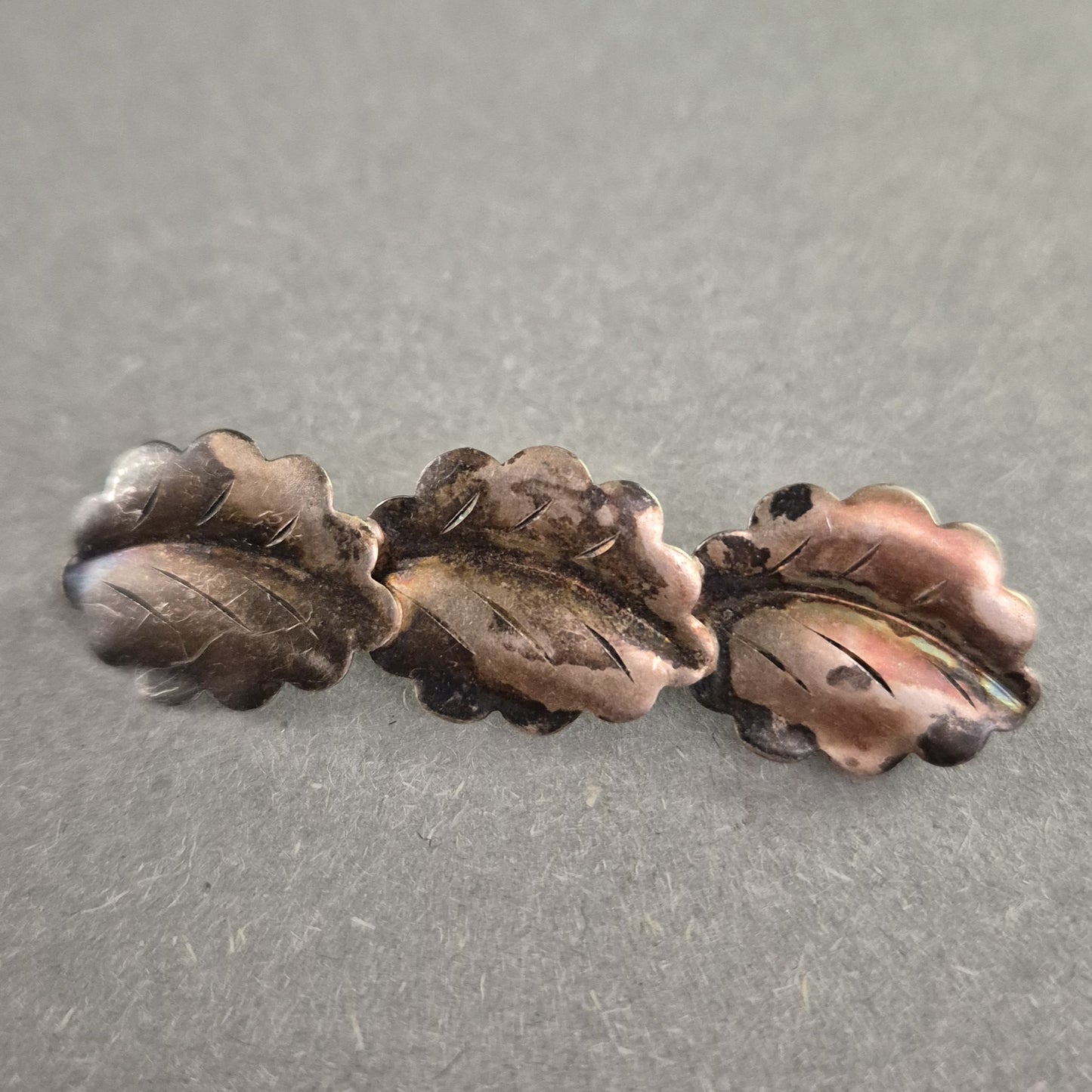 Vintage-Brosche mit Blattmotiv – Dunkel patiniert im Naturstil