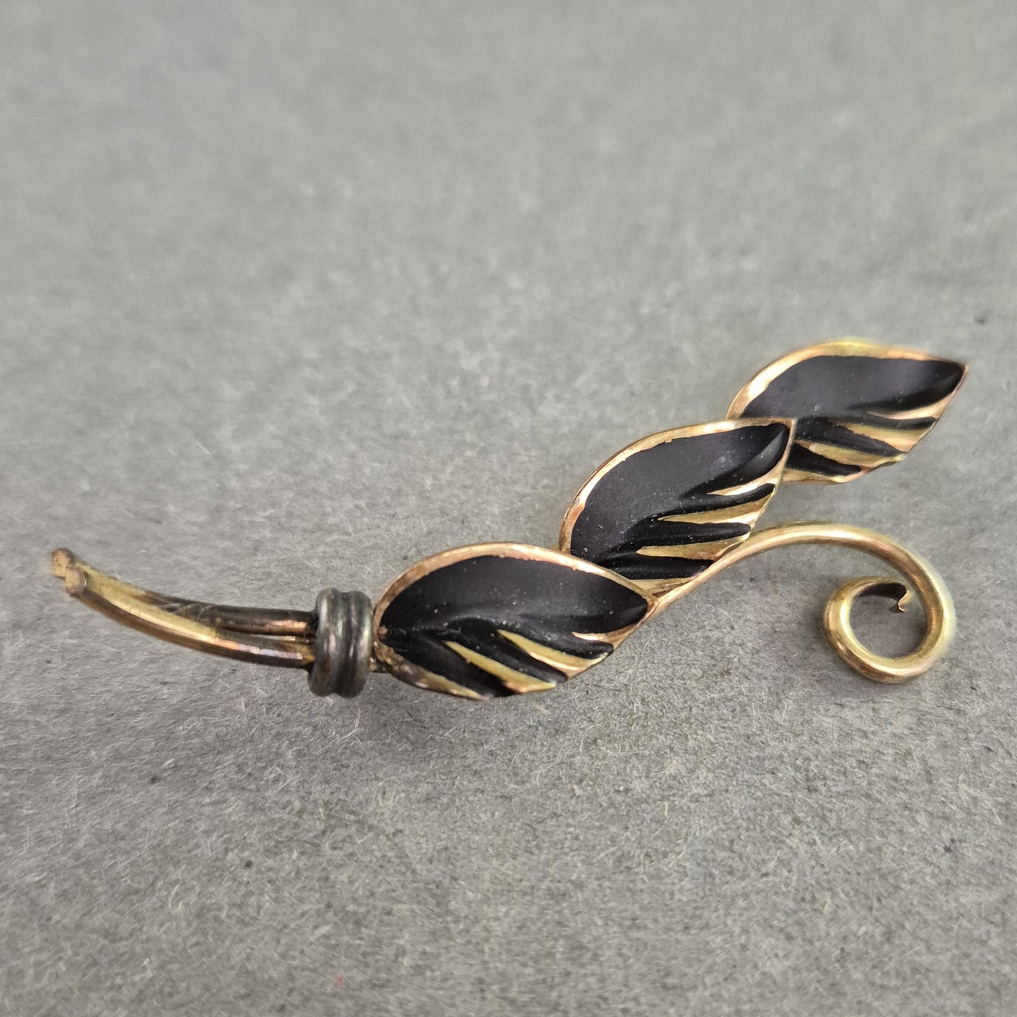 Vintage Brosche mit Blattmotiv – Elegante Akzente in Schwarz und Gold