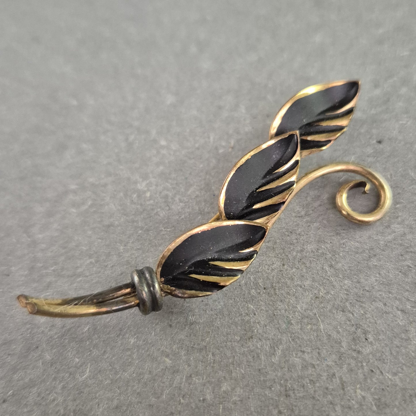 Vintage Brosche mit Blattmotiv – Elegante Akzente in Schwarz und Gold