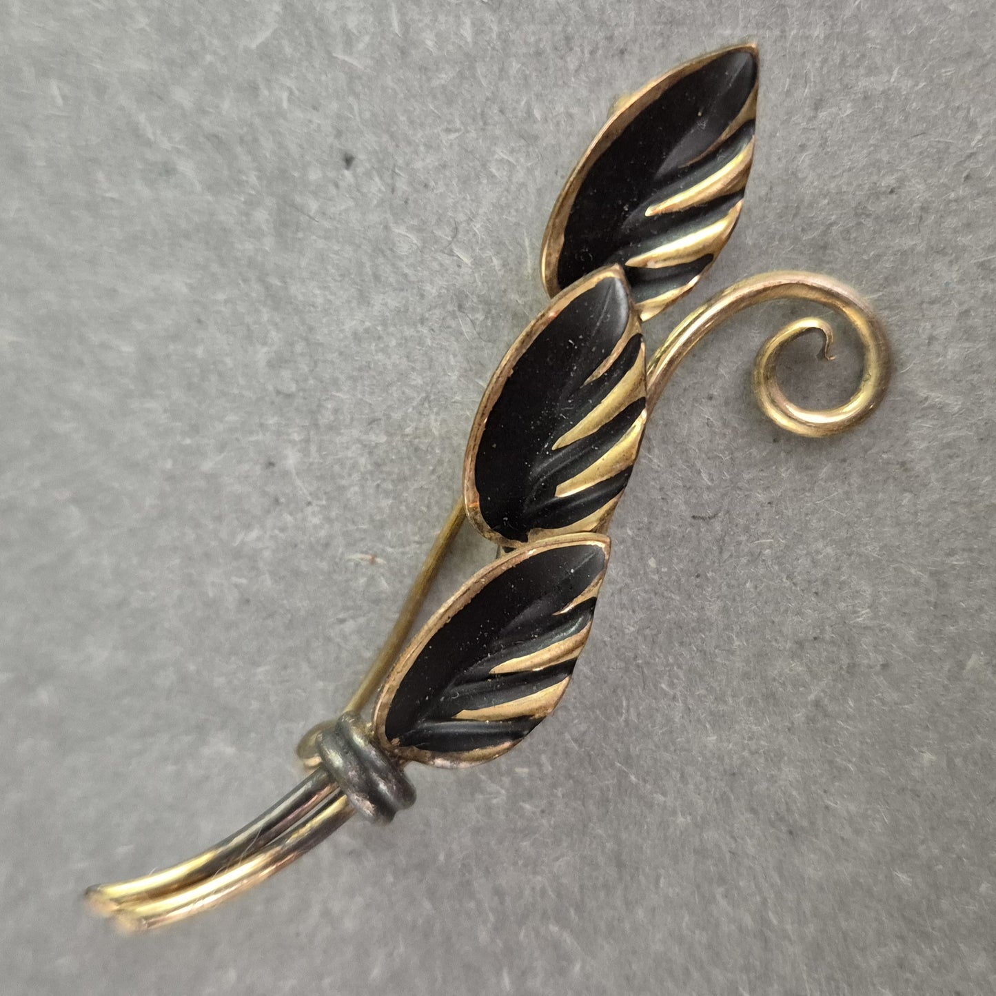 Vintage Brosche mit Blattmotiv – Elegante Akzente in Schwarz und Gold