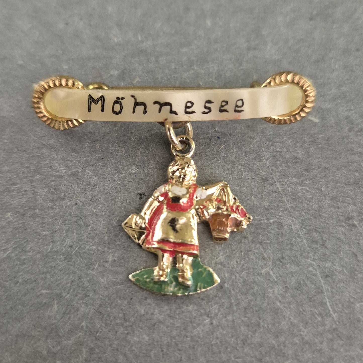 Vintage Möhnesee-Anstecknadel – Souvenir mit Trachtenfigur