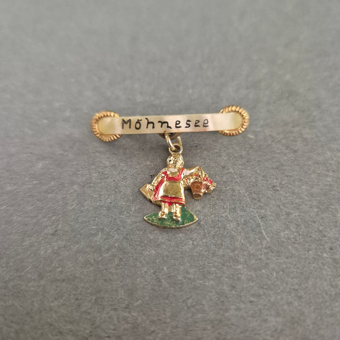Vintage Möhnesee-Anstecknadel – Souvenir mit Trachtenfigur