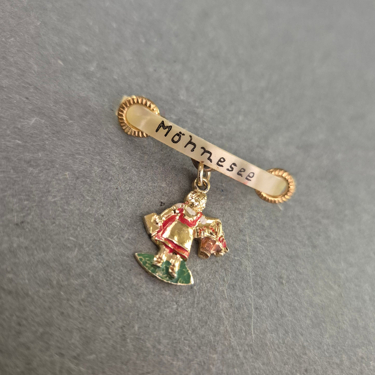 Vintage Möhnesee-Anstecknadel – Souvenir mit Trachtenfigur