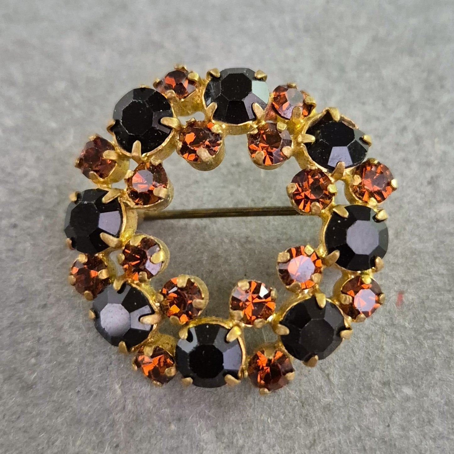 Vintage Strassbrosche im Kreisdesign – Eleganter Retro-Schmuck